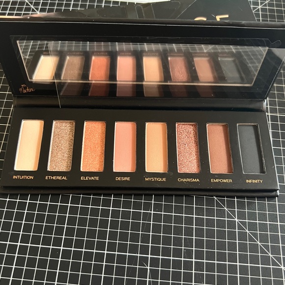 Karmela Cosmetics Defiance eyeshadow palette - Picture 5 of 6